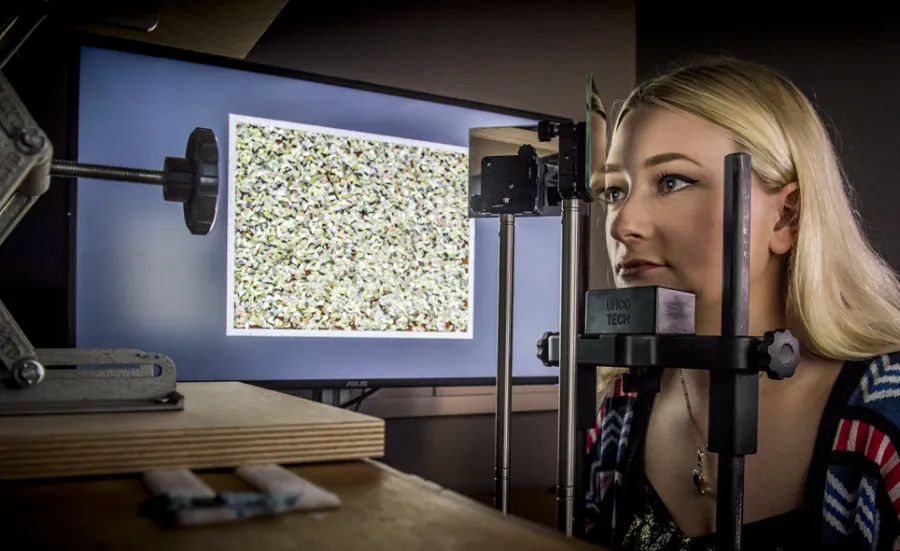 A psychology student takes part in a stereoscopic experiment