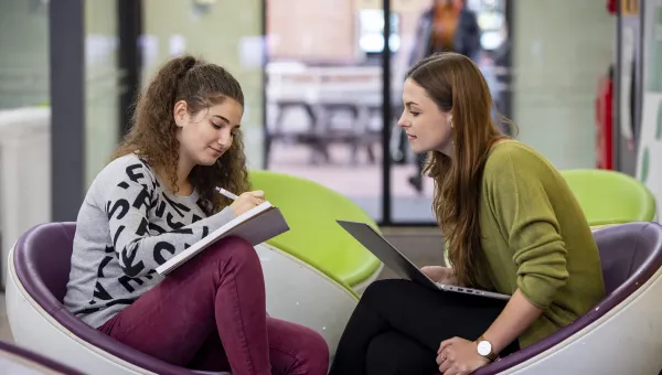 Student advisers in discussion in SUSU lobby.
