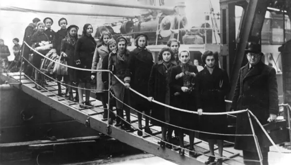 Creative Commons Bundesarchiv_Bild_183-S69279: Jewish refugees disembarking from a boat into London in 1939