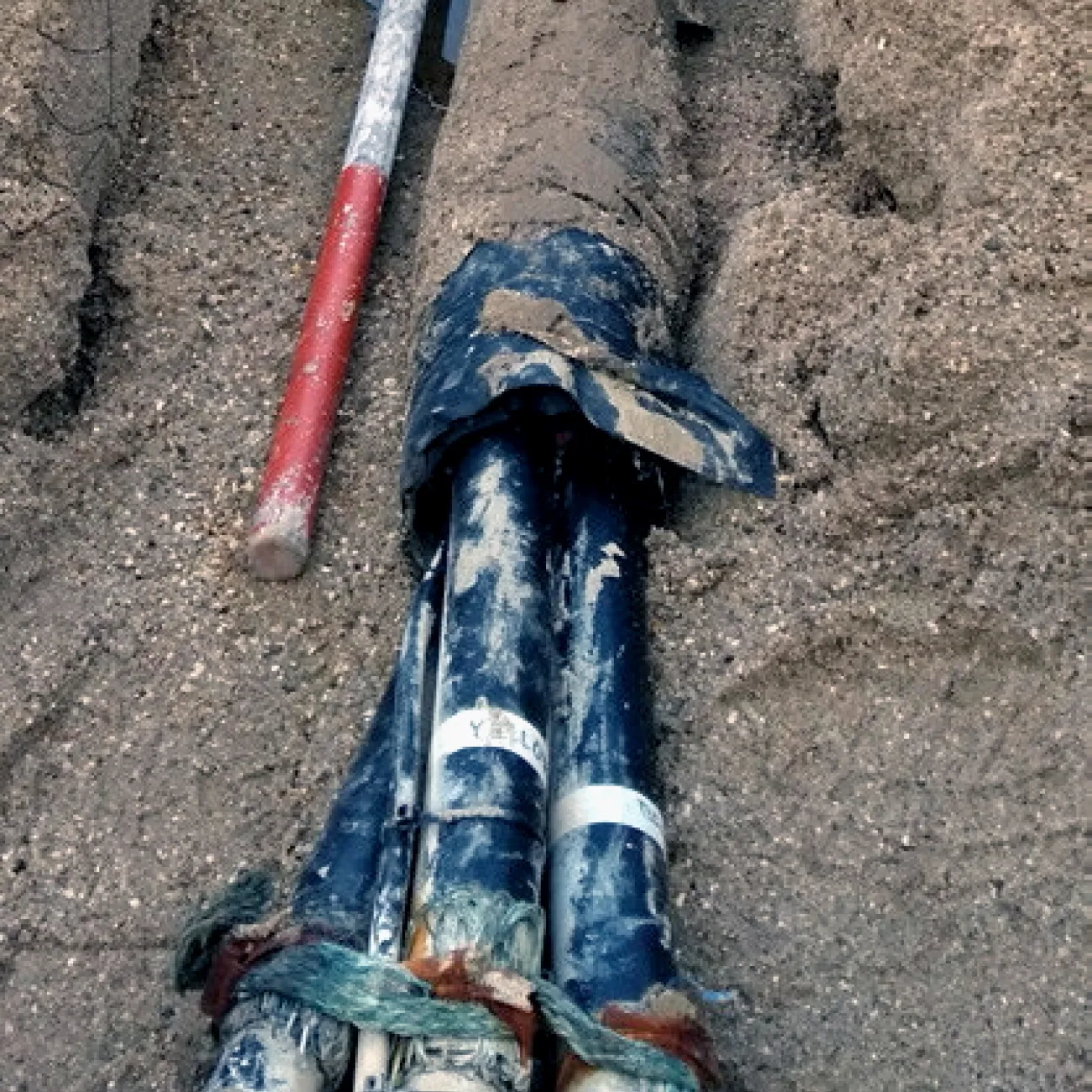 Testing the heat dissipation from cables buried in marine sand, in a test tank.